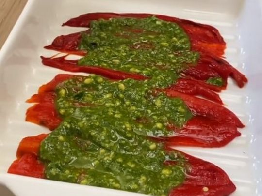 Шикарна закуска з перцю та кедрових горішків із базиліком: простий рецепт від Савви Лібкіна