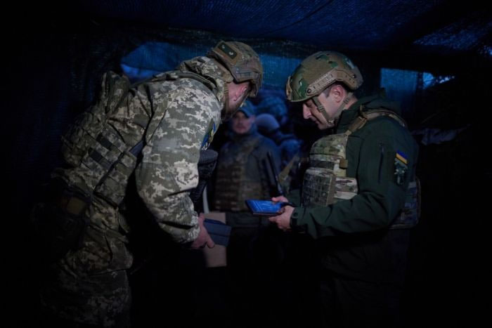 «Спасибі за службу, бережіть себе»: Зеленський на передовій на Донбасі вручив подарунки захисникам України
