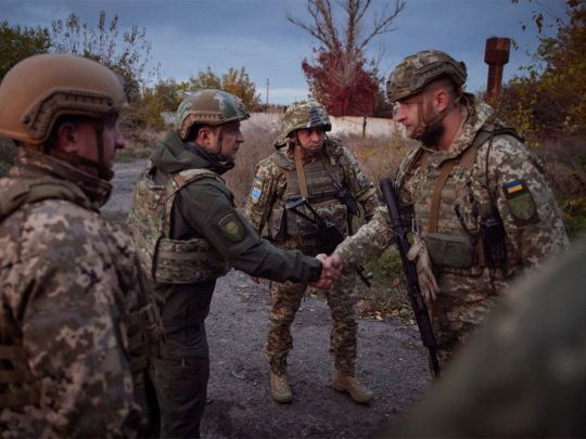 «Спасибі за службу, бережіть себе»: Зеленський на передовій на Донбасі вручив подарунки захисникам України