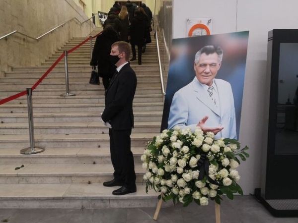 
                                                                        В Киеве проходит церемония прощания с бывшим мэром Омельченко: фото
                                                                                                                                                                                                                    