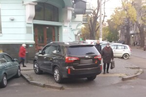 Наплевать на пешеходов: свежая фотоподборка наглых водителей в Одессе