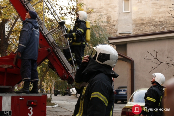 В общежитии в центре Одессы произошел пожар: пожарной сигнализации в здании не было. Фото