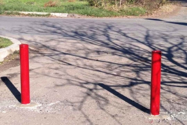 На Посёлке Котовского расставили столбики от «автохамов» 