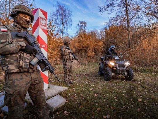 Біженці почали штурмувати польський кордон: у хід пішло каміння