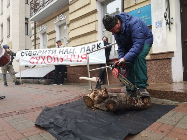 
                                                                        Защитники лесов нарубили дров в центре Киева: требуют создать нацпарк возле столицы – видео и фото
                                                                                                                                                                                                                    