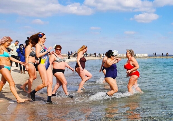День Черного моря: одесские моржи устроили массовые купания на "Ланжероне"