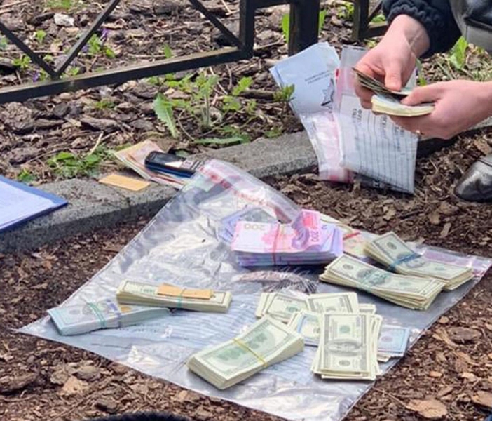 «Касир взяв у мене 75 тисяч доларів і зник»: у Києві судять організаторів мережі фальшивих обмінників, які обдурили клієнтів на 17 мільйонів гривень
