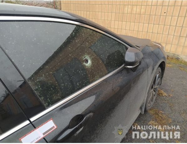 Конфлікт двох водіїв на дорозі скінчився розстрілом автомобіля: деталі інциденту на Кіровоградщині (фото)