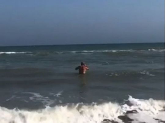 Новий плавальний сезон відкритий: у Кирилівці сміливець влаштував заплив при температурі повітря плюс 9−10 градусів (відео)