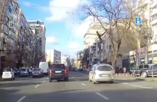 Повалені дерева та обірвані дроти: на Київ обрушилася негода