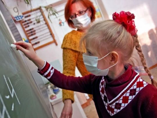 Усунення від роботи невакцинованих вчителів просять відкласти на місяць