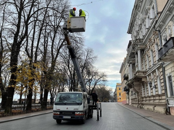 Центр Одессы начали украшать к Новому году