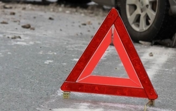 В Киеве на "зебре" автомобиль сбил девушку 