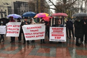 Против застройки и вакцинации: у Одесского горсовета митингуют люди