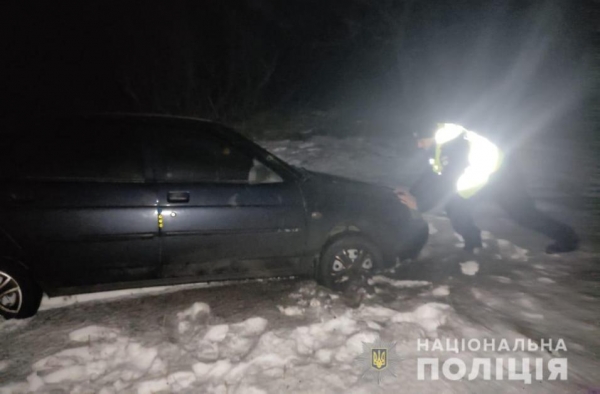 Одесские полицейские спасают застревающих в снегу водителей и просят всех быть дома