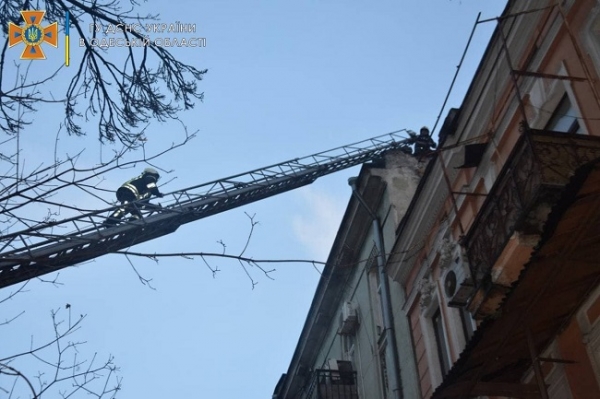 Пожар на Малой Арнаутской: хозяин захламлённой квартиры погиб, а кошку эвакуировали