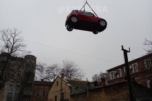 В центре Одессы на балкон многоэтажного дома подняли автомобиль