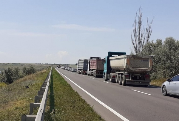 «Сделали из нас остров»: в Южном бьют тревогу из-за заторов на трассе на Одессу