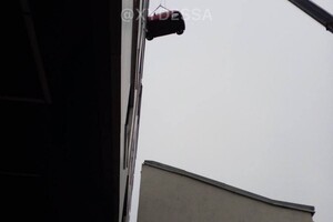 В центре Одессы на балкон многоэтажного дома подняли автомобиль