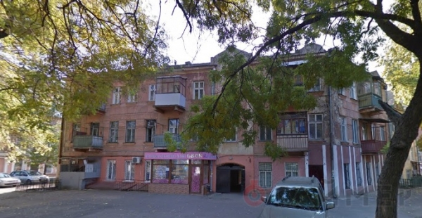 «Очередной портал»: на Успенской образовалась яма-ловушка