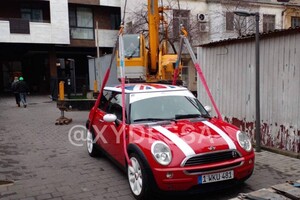 В центре Одессы на балкон многоэтажного дома подняли автомобиль