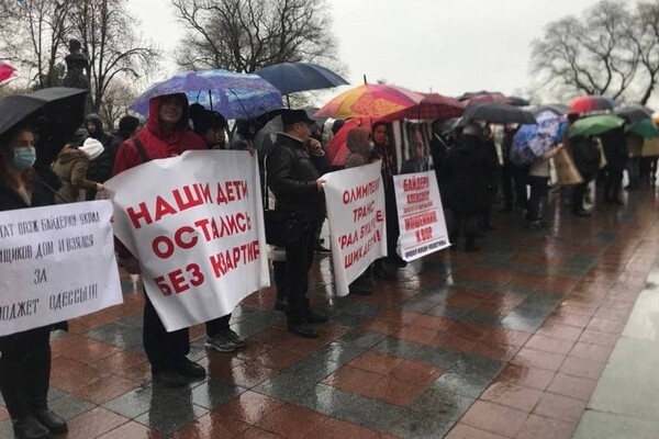 Против застройки и вакцинации: у Одесского горсовета митингуют люди