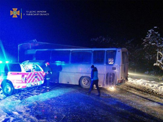 Автобус зіштовхнувся із вантажівкою на Львівщині: багато постраждалих