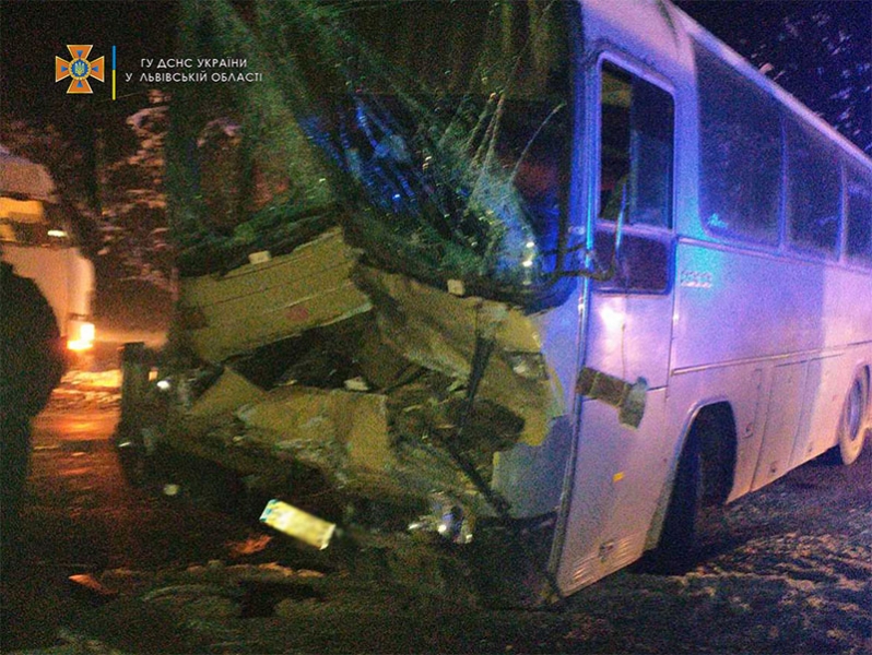 Автобус зіштовхнувся із вантажівкою на Львівщині: багато постраждалих