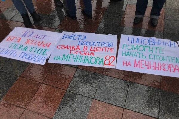 Против застройки и вакцинации: у Одесского горсовета митингуют люди
