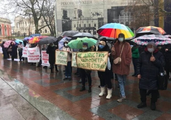 Против застройки и вакцинации: у Одесского горсовета митингуют люди