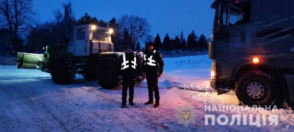 Одесские полицейские спасают застревающих в снегу водителей и просят всех быть дома