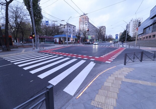 Спустя месяц после установки: на Черняховского поломались LED-плитки к светофорам