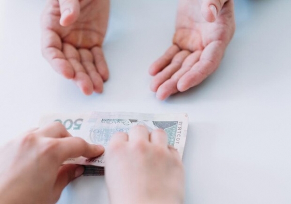 Вакцинированные украинцы в возрасте 60+ смогут потратить "1000 гривен за прививку" на лекарства