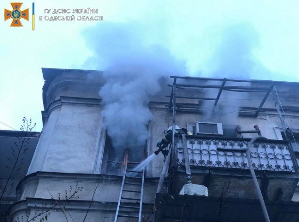Пожар на Малой Арнаутской: хозяин захламлённой квартиры погиб, а кошку эвакуировали
