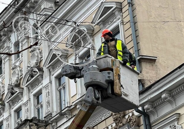 На Приморском бульваре устанавливают новогодние украшения