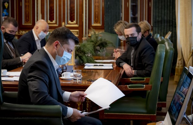 Михайло Подоляк: «Зеленський розпочав хрестовий похід проти олігархів, які недооцінюють його вольові якості»