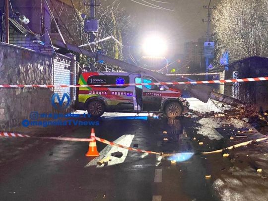 Під Києвом стовп роздавив карету швидкої допомоги: є постраждалі