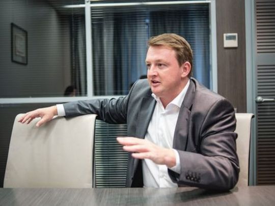 «Судді та силовики, у їхньому нинішньому вигляді, поки що залишаються „вахтерами“, які сидять біля шлагбаума і не пускають гроші в країну», — Сергій Фурса