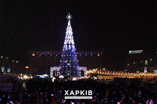 Українцям запропонували обрати найкрасивішу ялинку країни: топ-10 новорічних красунь