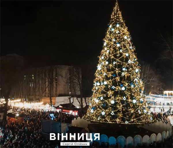Українцям запропонували обрати найкрасивішу ялинку країни: топ-10 новорічних красунь