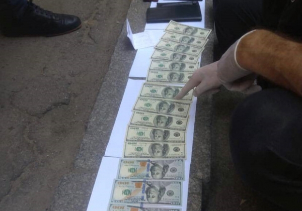 Требовали 1500 долларов от кафе: в Одессе попались на взятке два инспектора