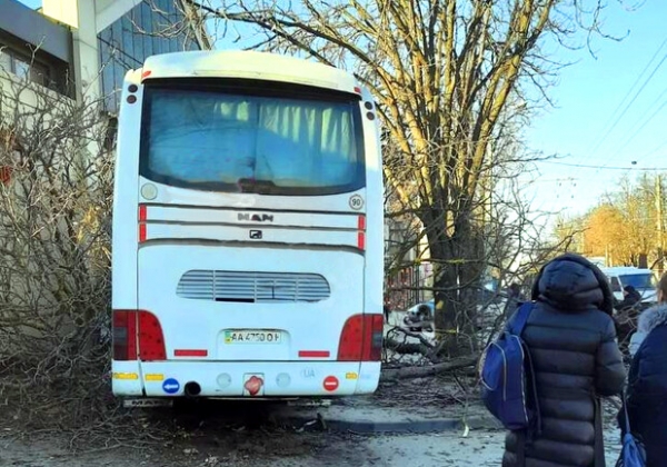 Рейсовый автобус Одесса-Киев влетел в магазин и четыре авто: у водителя инсульт