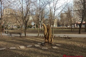 В одесском сквере обезглавили дракона