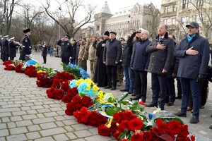 Возложение цветов и "Ланцюг Єднання": в Одессе празднуют День Соборности