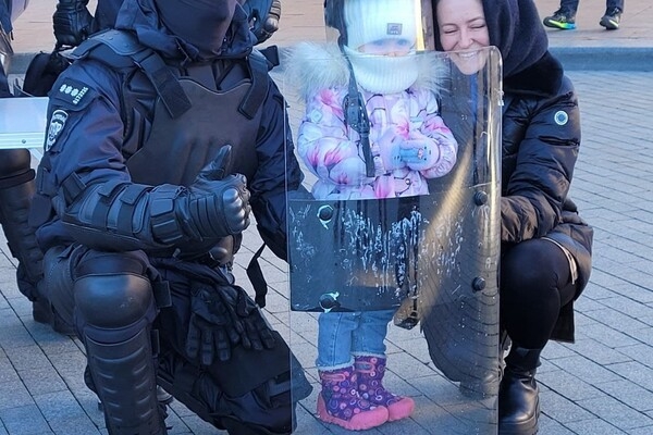 Катают на авто и дают "пьяные очки": в Одессе отмечают Рождество с полицией