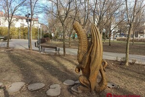 В одесском сквере обезглавили дракона