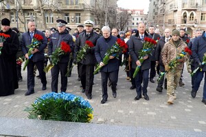Возложение цветов и "Ланцюг Єднання": в Одессе празднуют День Соборности