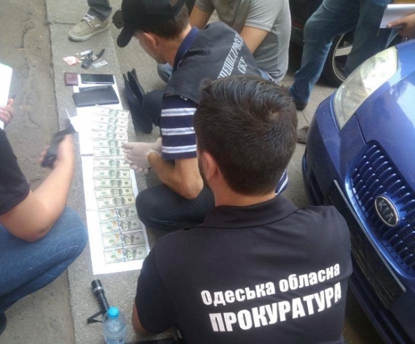 Двум инспекторам по экологии грозит до десяти лет за взятку с чадящего одесского кафе