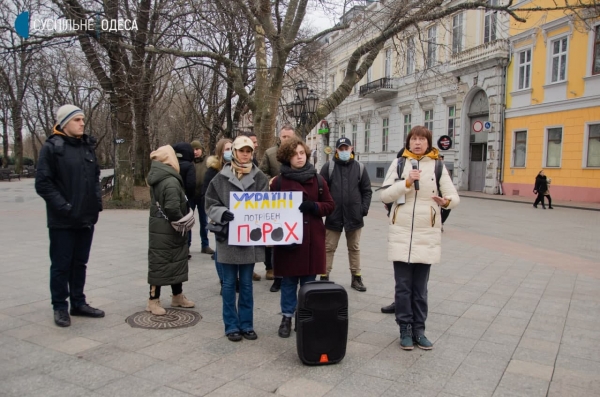 На Приморском бульваре помитинговали антипрививочники и любители Порошенко