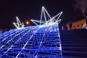 Морские инсталляции и нарядные магазины: праздничная Одесса в фотографиях